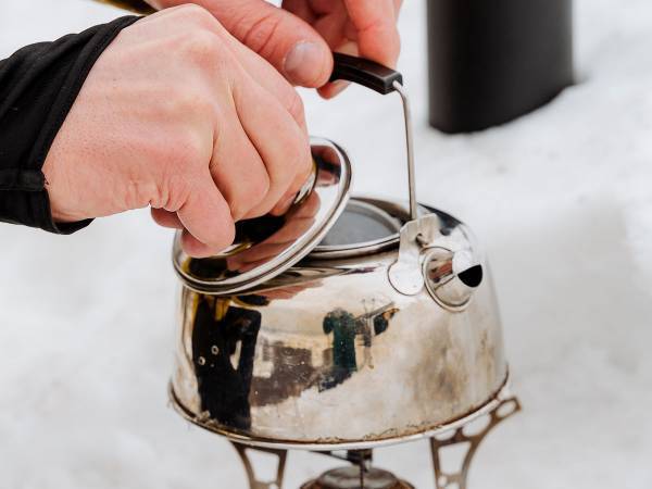 「早速食べていきます」　どん兵衛に湯を注ぐ動画に悲鳴が上がったワケ