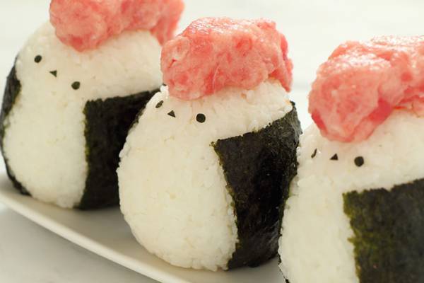 そ、それは反則です…！　ツッパリ風でもかわいすぎてしまうシマエナガ