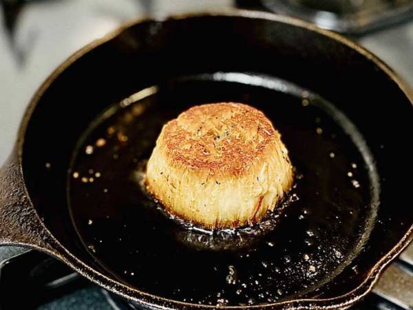 エノキの『石づき』は捨てないで！　スーパーの青果部がイチオシするレシピとは？　「コレはおいしそう」