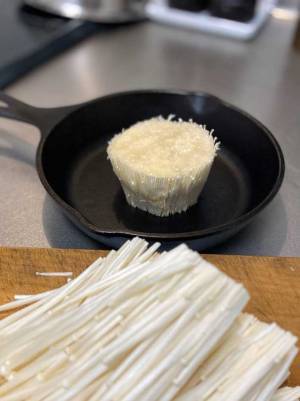 エノキの『石づき』は捨てないで！　スーパーの青果部がイチオシするレシピとは？　「コレはおいしそう」