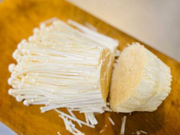 エノキの『石づき』は捨てないで！　スーパーの青果部がイチオシするレシピとは？　「コレはおいしそう」