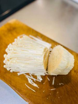 エノキの『石づき』は捨てないで！　スーパーの青果部がイチオシするレシピとは？　「コレはおいしそう」