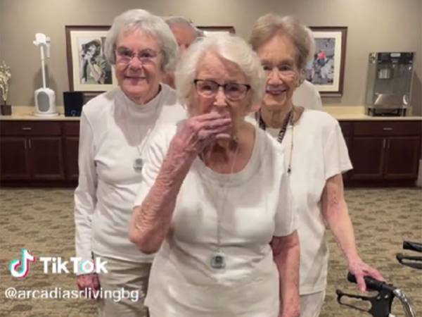 「女王たちのダンス」「世界に誇るべき」　リアーナのハーフタイムショーを完コピ！おばあちゃん達がヤバい