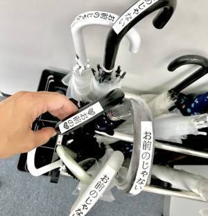 「梅雨でビニ傘を失くしてしまうみんなー！」　傘を守る方法に「その手があったか！」