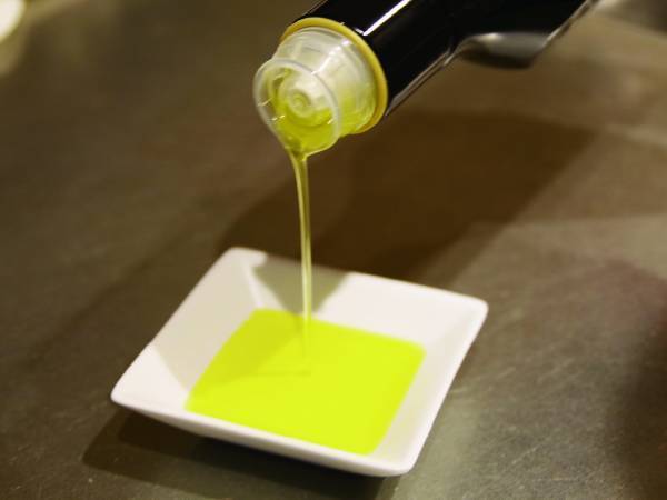 油の「液ダレ」を解決する簡単テクに　「本当に垂れない」「簡単すぎて最高」