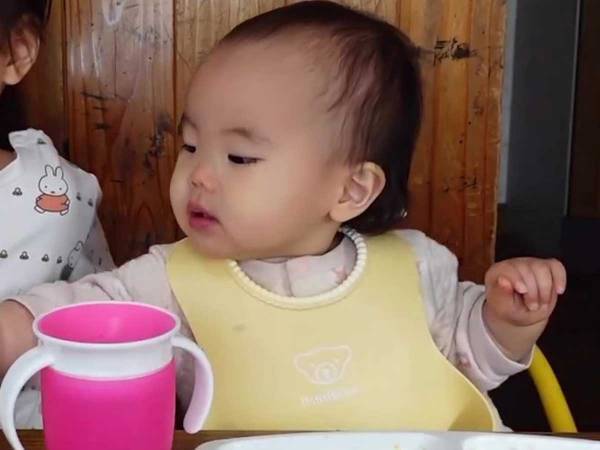 赤ちゃんの食事風景がかわいすぎる　肉野菜炒めのキャベツを口に入れたと思いきや…！