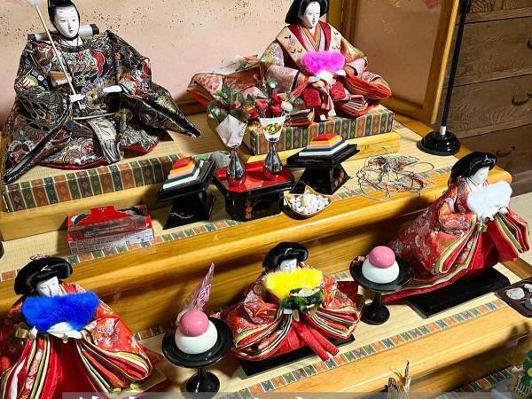 「笑いすぎて涙が」「最高です」　子供５人の家に飾られた『雛人形』　ついに男雛が転職する