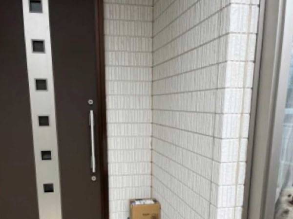 「絶対狙ってる」　配達員から送られてきた『置き配』の写真　反響を呼んだワケとは