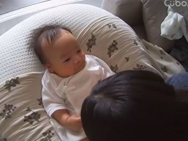 『ベビーカメラ』の映像に衝撃が走る！　笑顔の赤ちゃんが、拳を母親に向けて？