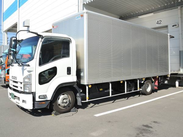 トラック同士の間に、駐車を…　西濃運輸の運転技術に「めちゃ上手！」