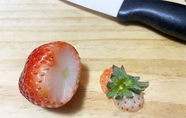 包丁いらず！　イチゴのヘタを取る『意外な方法』に「なるほど！」「これはクセになる」