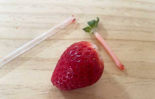 包丁いらず！　イチゴのヘタを取る『意外な方法』に「なるほど！」「これはクセになる」