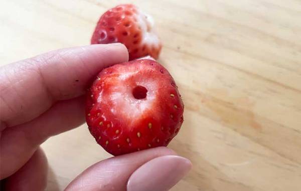 包丁いらず！　イチゴのヘタを取る『意外な方法』に「なるほど！」「これはクセになる」