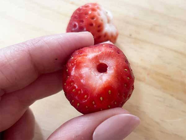 包丁いらず！　イチゴのヘタを取る『意外な方法』に「なるほど！」「これはクセになる」