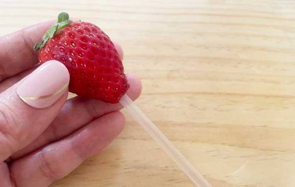 包丁いらず！　イチゴのヘタを取る『意外な方法』に「なるほど！」「これはクセになる」