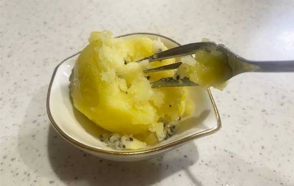 キウイの皮を『つるりとむく方法』とは？　「めっちゃ簡単」「包丁いらず！」