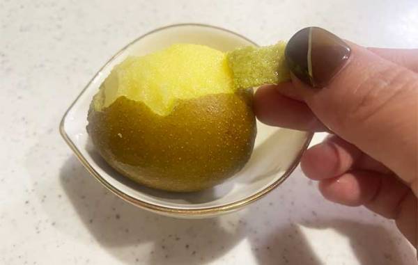 キウイの皮を『つるりとむく方法』とは？　「めっちゃ簡単」「包丁いらず！」