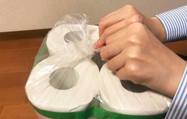 ハサミも不要！　トイレットペーパーの袋を『キレイに開ける方法』とは？
