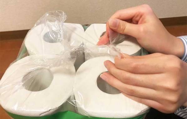 ハサミも不要！　トイレットペーパーの袋を『キレイに開ける方法』とは？