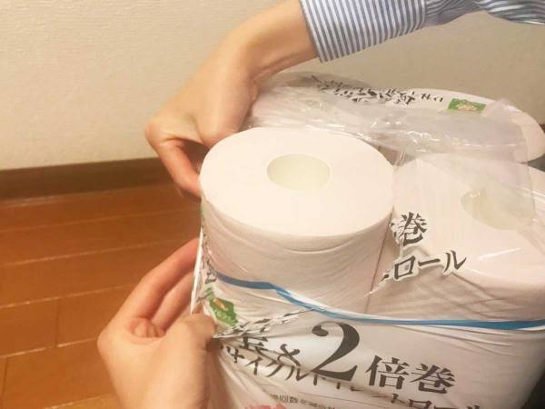 ハサミも不要！　トイレットペーパーの袋を『キレイに開ける方法』とは？