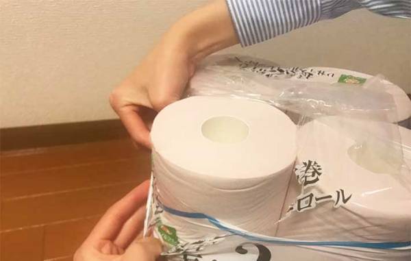 ハサミも不要！　トイレットペーパーの袋を『キレイに開ける方法』とは？