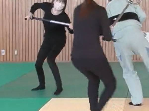 防犯製品を使って社員が訓練を実施　不審者役に「じわじわくる！」