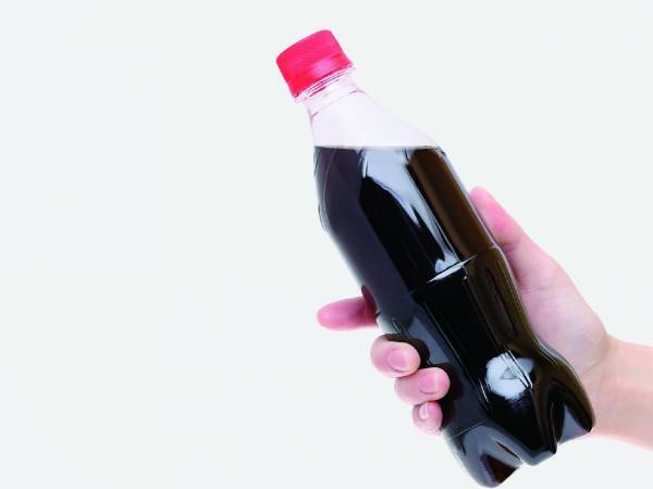 炭酸飲料を落としてしまった…。　知っておくと便利な「吹きこぼれない開け方」