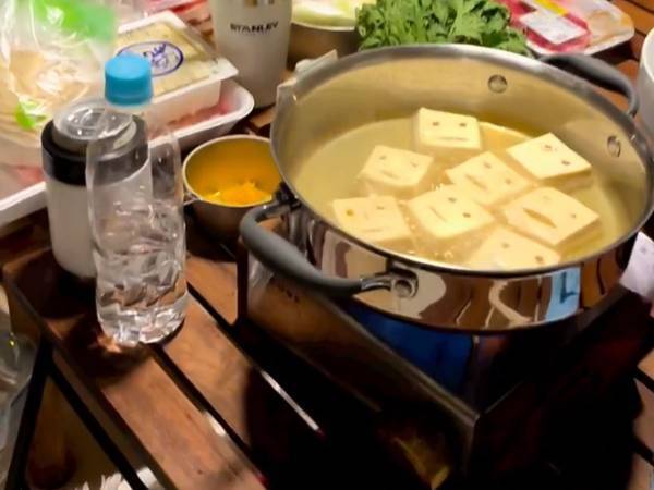 鍋の中でご機嫌！『茹でられているモノ』に「めっちゃかわいい」「ウケる」