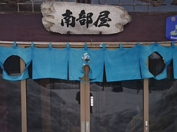 犬「お客さん帰っちゃった…」　さびしそうな姿に「これは帰れない」「看板犬の鑑」