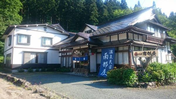 犬「お客さん帰っちゃった…」　さびしそうな姿に「これは帰れない」「看板犬の鑑」