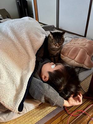 インフルで寝込む小学生息子　猫とのやり取りに「泣いちゃう」「これが相思相愛か」