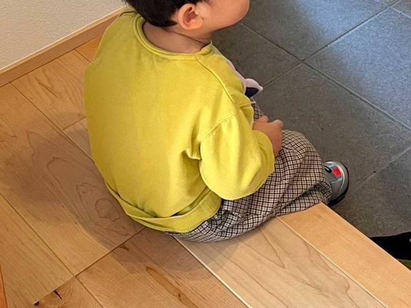 「まだ帰ってこないよ」　起きたばかりの次男、寝グセをつけたまま待つ相手は…？