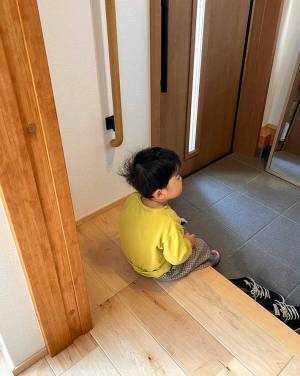 「まだ帰ってこないよ」　起きたばかりの次男、寝グセをつけたまま待つ相手は…？