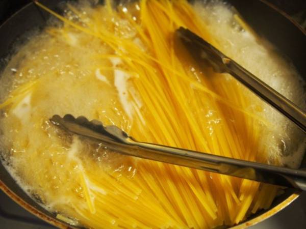 「その手があったか！」「誰でもできる」　パスタの湯切りが一瞬でできるライフハック