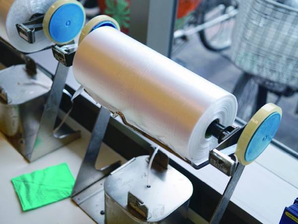 スーパーにあるロール状のポリ袋を簡単に開けるテクに　「すごい」「これは助かる！」