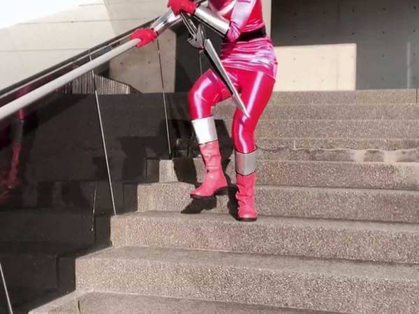 恐るおそる階段を下りる戦隊ヒーロー　視線の先には…？