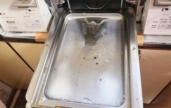 魚焼きグリルの汚れを『簡単に片づける方法』　「めっちゃ気持ちいい」「ずっとこれやる」