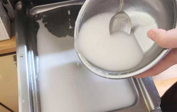 魚焼きグリルの汚れを『簡単に片づける方法』　「めっちゃ気持ちいい」「ずっとこれやる」