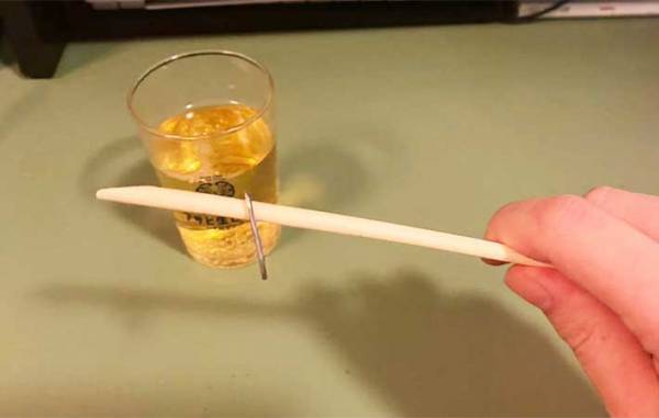 栓抜きがなくてフタを開けられなくなったら？　『代替品』にあっぱれ！