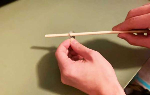 栓抜きがなくてフタを開けられなくなったら？　『代替品』にあっぱれ！