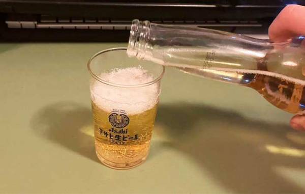 栓抜きがなくてフタを開けられなくなったら？　『代替品』にあっぱれ！