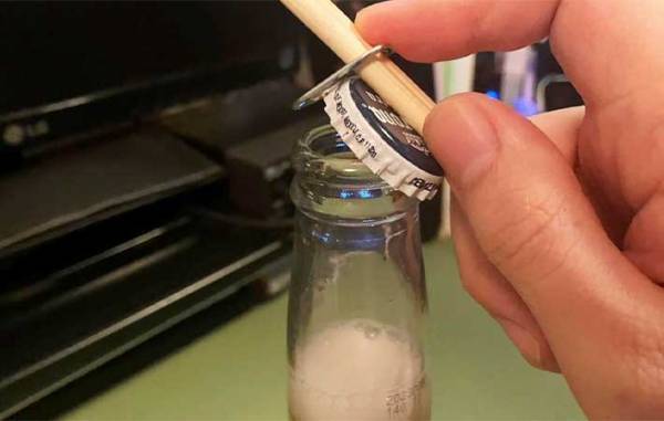 栓抜きがなくてフタを開けられなくなったら？　『代替品』にあっぱれ！