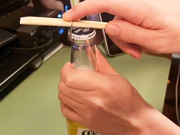 栓抜きがなくてフタを開けられなくなったら？　『代替品』にあっぱれ！