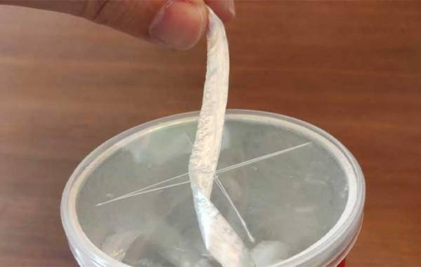 食べたら捨てるポテトチップスの容器　意外な収納アイデアに「スッキリ！」「これは便利」