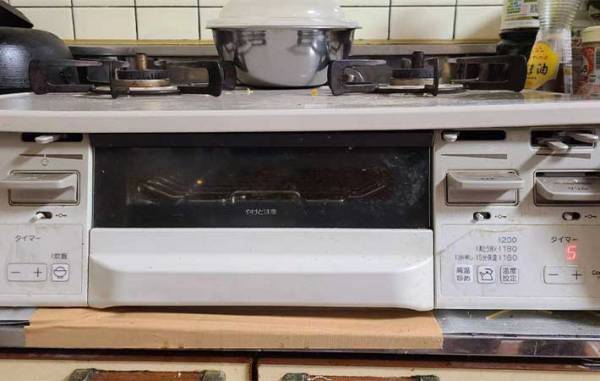 魚を焼くと網にこびり付く…　『あの調味料』を先に塗っておくと？　「ウソみたい」「洗うの楽すぎ」