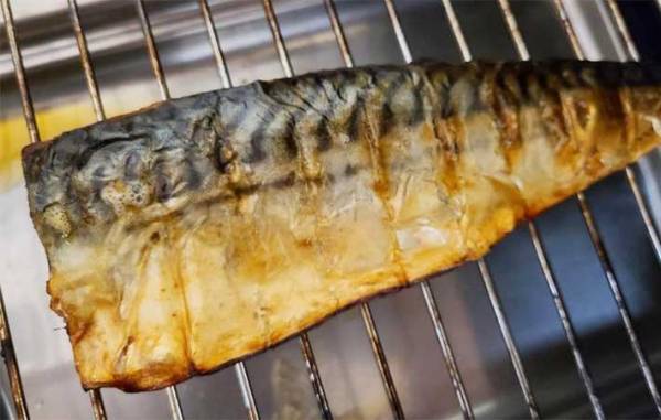 魚を焼くと網にこびり付く…　『あの調味料』を先に塗っておくと？　「ウソみたい」「洗うの楽すぎ」
