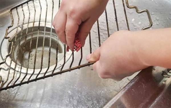 魚を焼くと網にこびり付く…　『あの調味料』を先に塗っておくと？　「ウソみたい」「洗うの楽すぎ」