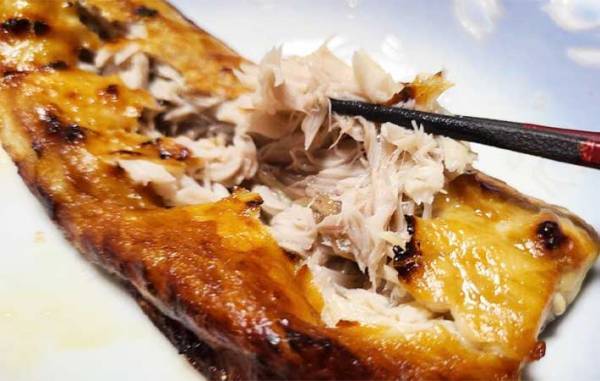 魚を焼くと網にこびり付く…　『あの調味料』を先に塗っておくと？　「ウソみたい」「洗うの楽すぎ」