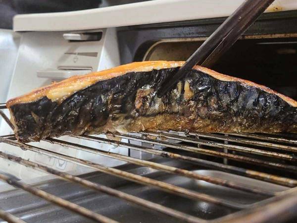 魚を焼くと網にこびり付く…　『あの調味料』を先に塗っておくと？　「ウソみたい」「洗うの楽すぎ」