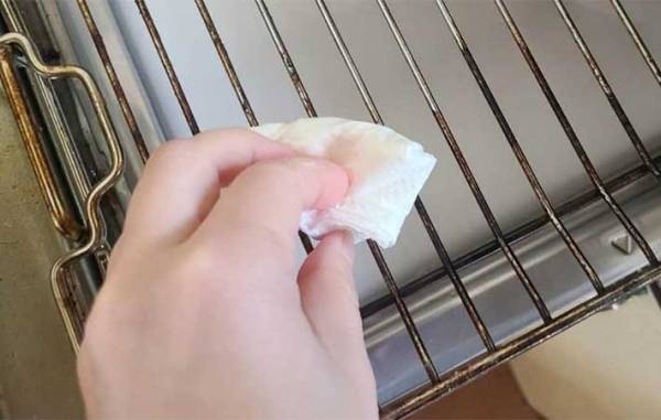 魚を焼くと網にこびり付く…　『あの調味料』を先に塗っておくと？　「ウソみたい」「洗うの楽すぎ」